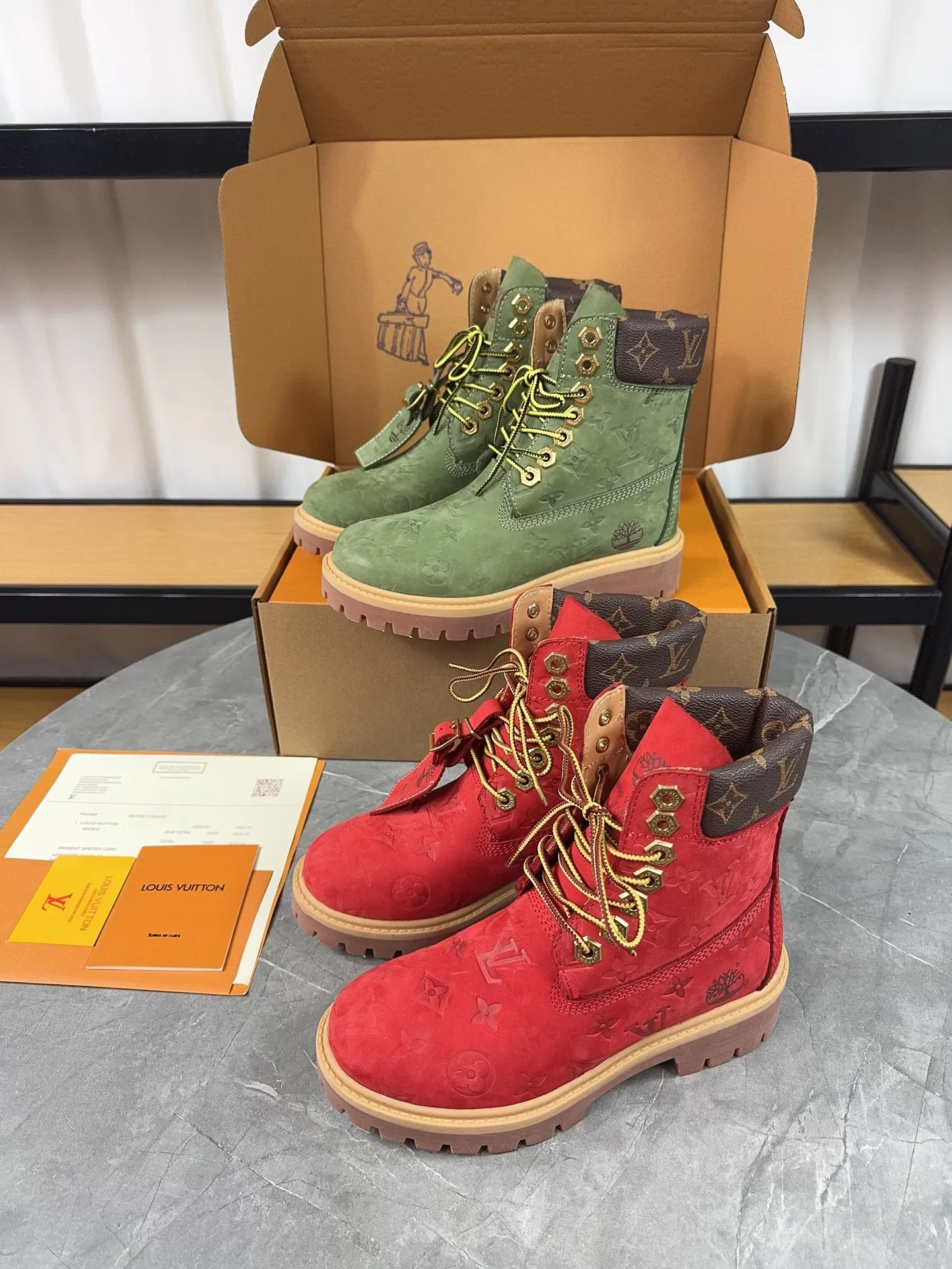 Couple model 💰700 ❤️Top version: Couple model LV x Timberland Timberland joint model Presbyopia Embossed Rhubarb boots Ankle boots Short boots LV x Timberland ankle boots are made of Monogram embossed waterproof nubuck cow leather, relying on the brand's exquisite craftsmanship to carefully reshape the classic Timberland 6-inch boot shape in Italy, and make an eye-catching appearance in 2024 created by Pharrell Williams with American workwear style Autumn and winter menswear show. Monogram embossed tongue, original Timberland laces and outsole are exquisite details, and the leather label expresses the cooperation logo. Exquisite packaging at the delivery counter🛍📦 ▪️Material: Original customized imported first-layer cowhide ▪️Inner lining: Original customized leather lining/mesh lining ▪️Outsole: Original molded anti-slip rubber material ▪️Sole thickness: 3.5CM ▪️Size: Women's 35-40 Men's 39-46